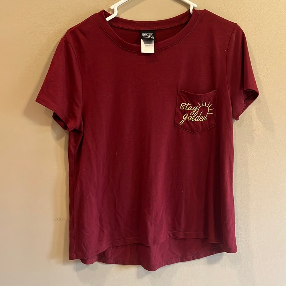 Burgundy/maroon red flow top. Stay golden on front pocket, fits like an adult s